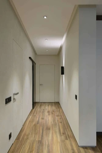 Moderner Flur mit dunklen Landhausdielen – elegante Parkettlösung für stilvolle Wohnungen in München