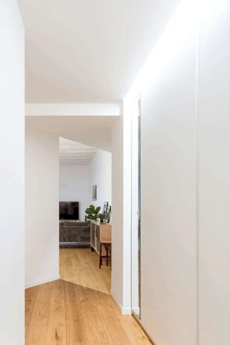 Heller Flur mit klassisch verlegten Landhausdielen – langlebiger Parkettboden von Art Parkett Stelzl in München.