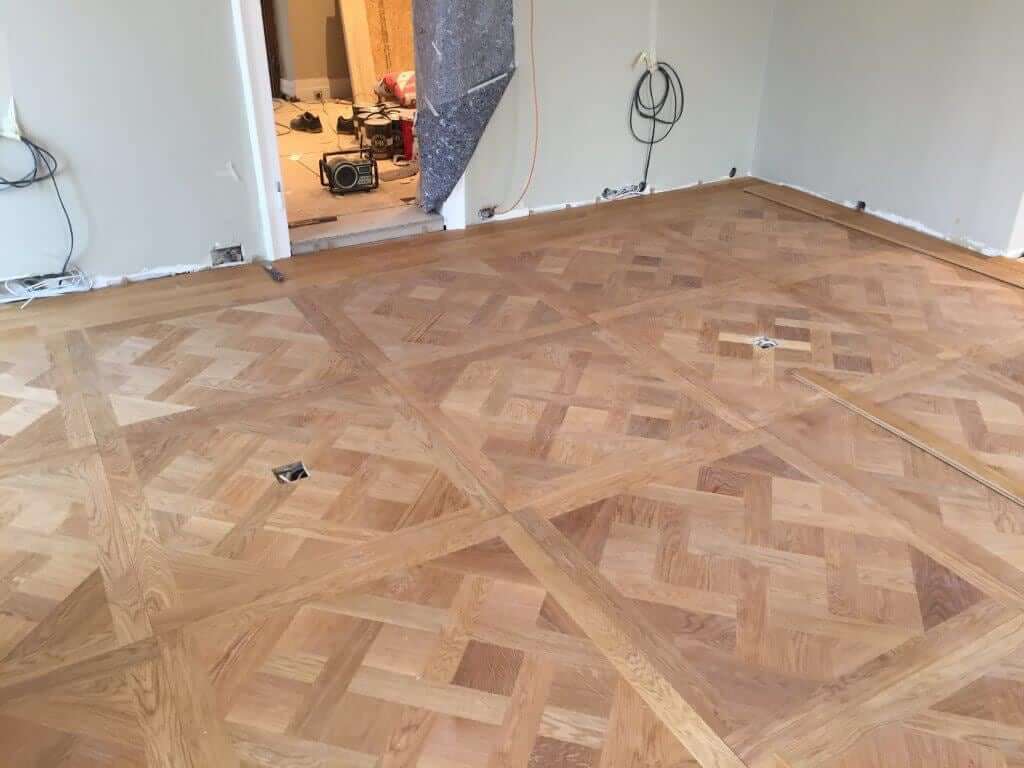 Gebrauchtes Parkett mit Gebrauchsspuren in einer Wohnung