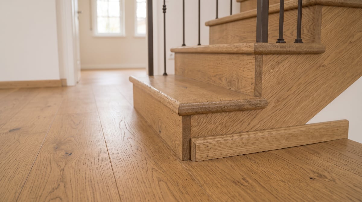 Neu belegte Eichenholztreppe mit passendem Parkettboden — Treppe renovieren oder neu belegen?