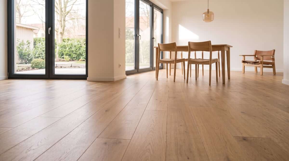 Naturgeöltes Eichenparkett in einem hellen Wohnraum — Optik, Haptik und Pflege im Alltag