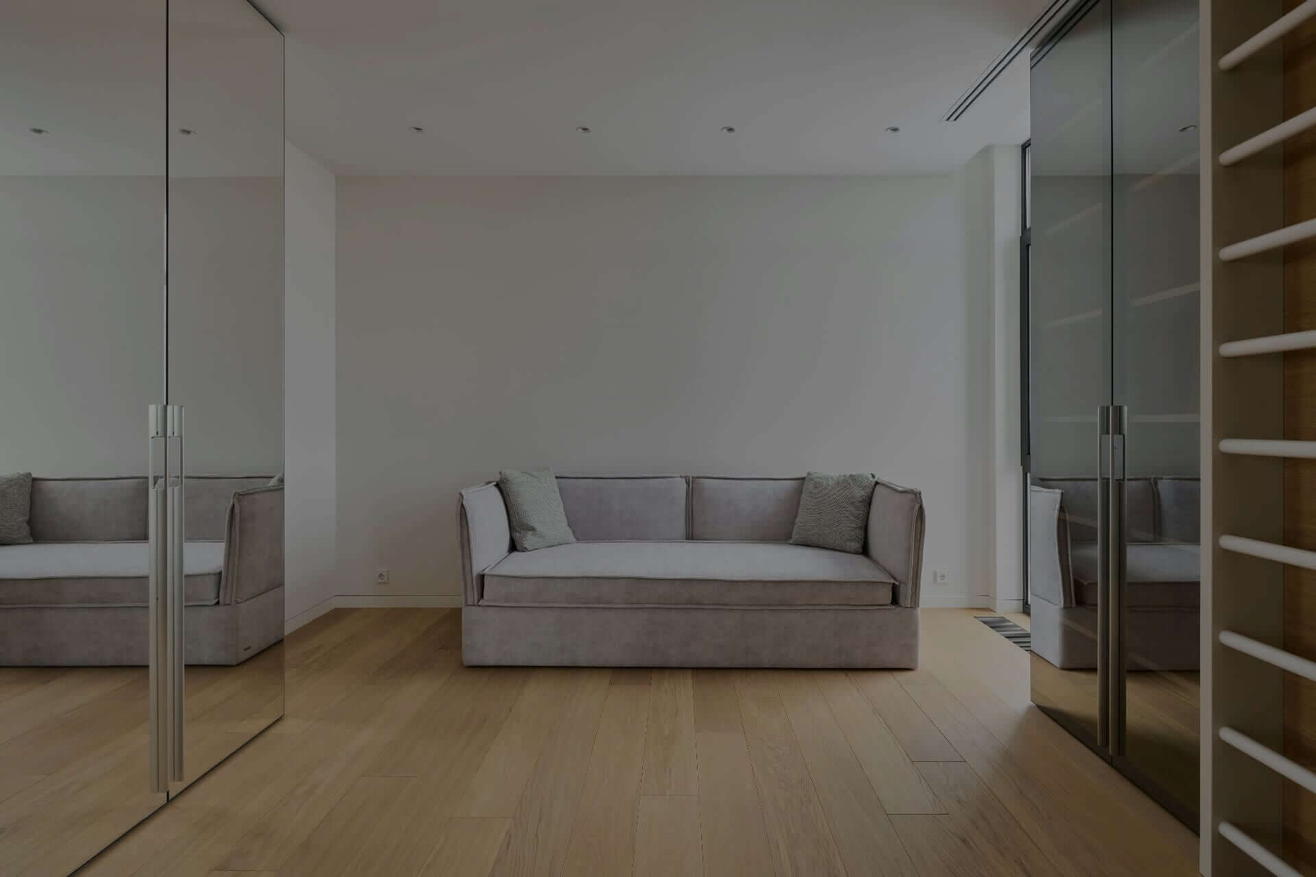 Helles Wohnzimmer mit modernen Landhausdielen aus Holz – stilvoll verlegt von Art Parkett Stelzl in München
